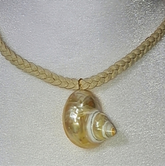 [Free People] Serefina Elegant Tan Shell Pendant Necklace - Picture 2 of 5